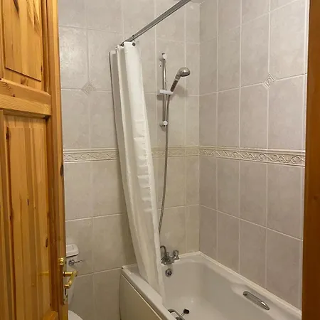 Spacious 4 Bed Prime Location Сasa de vacaciones Limerick Junction