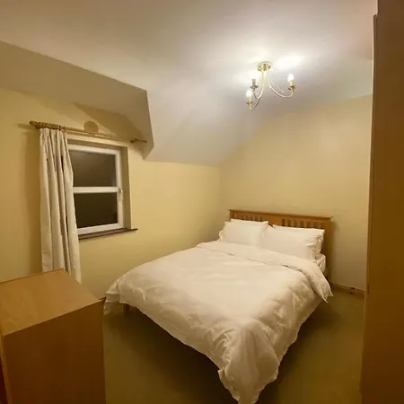 Spacious 4 Bed Prime Location בית נופש