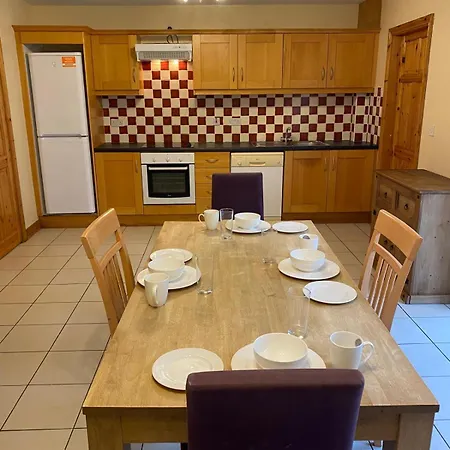 Spacious 4 Bed Prime Location בית נופש *