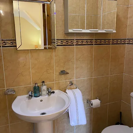 Spacious 4 Bed Prime Location בית נופש