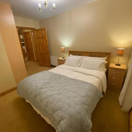 Spacious 4 Bed Prime Location בית נופש